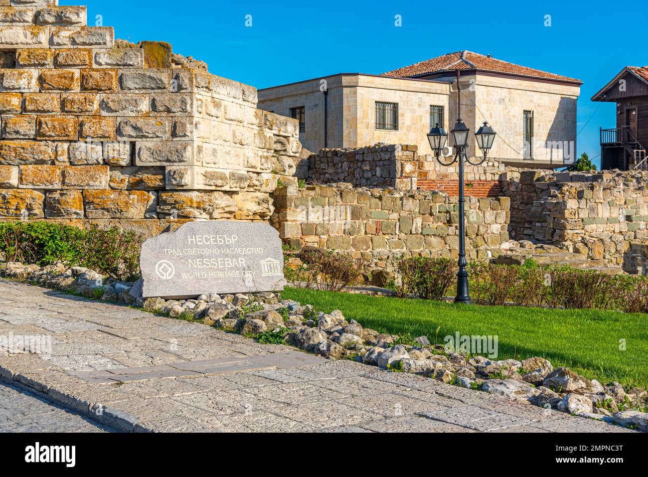 Zerstörte Mauern und Tafel der alten Nessebar-Stadt, Bulgarien. Stockfoto