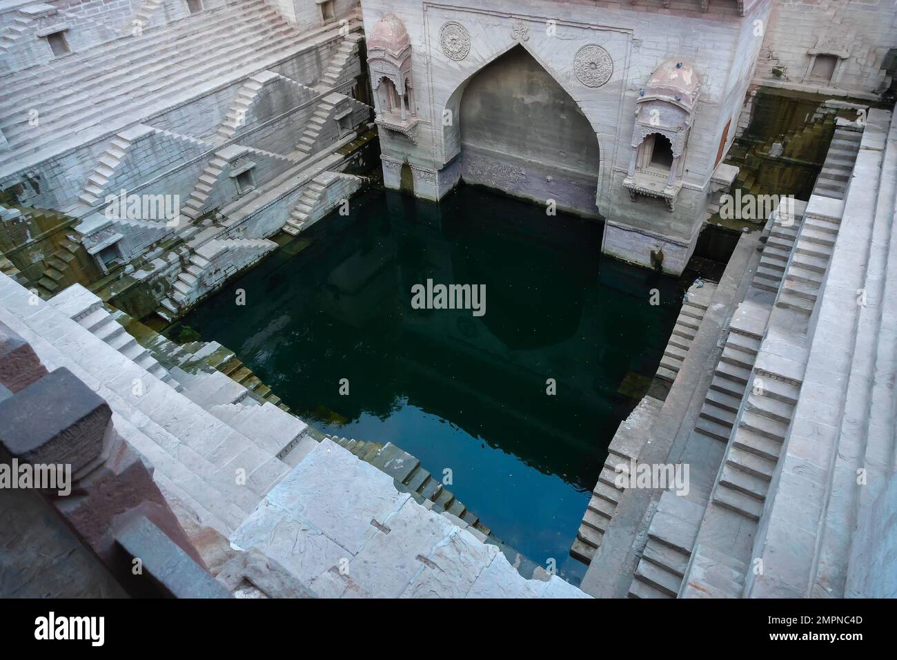 Toorji's Step Well, Toorji ki Jhalara, erbaut in 1740ern. Handgeschnitzte Stufe gut gebaut, um Wasser für die Einheimischen zu liefern, Jodhpur, Rajasthan, Indien. Stockfoto