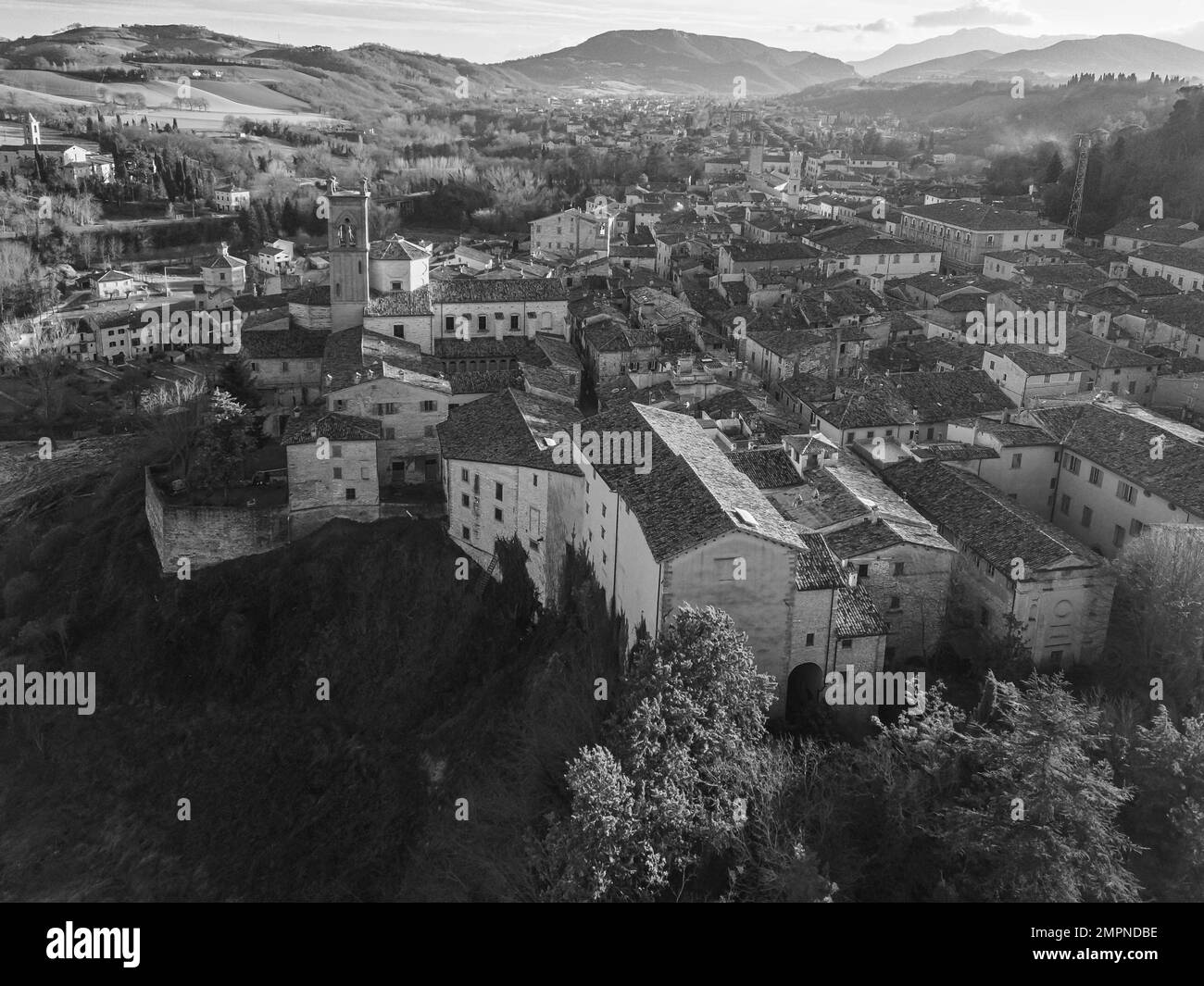 Italien, Januar 2023: Blick aus der Vogelperspektive auf das mittelalterliche Dorf Pergola nach der Flut vom September 2022. Das Dorf befindet sich in der Region Marken in Stockfoto