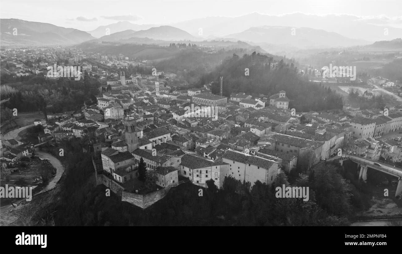 Italien, Januar 2023: Blick aus der Vogelperspektive auf das mittelalterliche Dorf Pergola nach der Flut vom September 2022. Das Dorf befindet sich in der Region Marken in Stockfoto