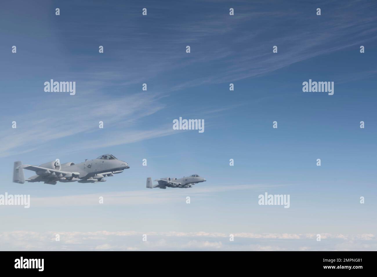 A-10C Thunderbolt’s II, die der Nellis Air Force Base in Nevada zugewiesen ist, fliegen am 7. November 2022 über Südkalifornien. Eine Besatzung der 9th Air Tanking Squadron bei Travis AFB, Kalifornien, betankt 10 A-10C Thunderbolt II zur Unterstützung der Green Flag 23-02. A-10, AF75, Grüne Flagge, Moody AFB, Nellis AFB, Stockfoto