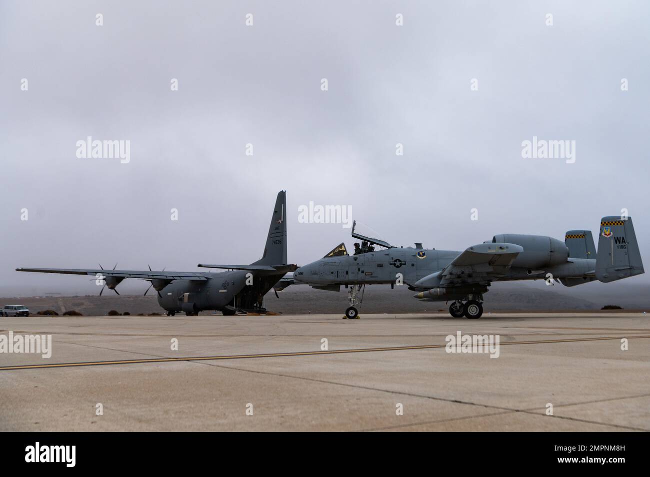 Ein A-10 Thunderbolt II, der dem 66. Waffenschwadron (WPS) zugewiesen ist, ist mit einem DATM-160 Miniatur Air-Launch Decoy (MALD) ausgestattet, der von der Naval Special Warfare Group 1 und der 29. WPS auf San Clemente Island, Kalifornien, am 7. November 2022 unterstützt wird. Das DATM-160 MALD ist die Trainingsvariante eines ADM-160 MALD, einer Standoff-Waffe, die verwendet wird, um feindliche Luftabwehrsysteme zu täuschen. Stockfoto