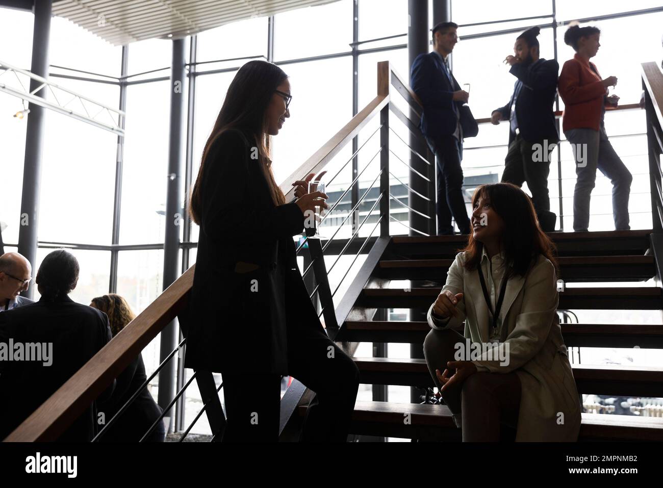 Geschäftskollegen diskutierten während des Seminars im Convention Center über die Treppe Stockfoto