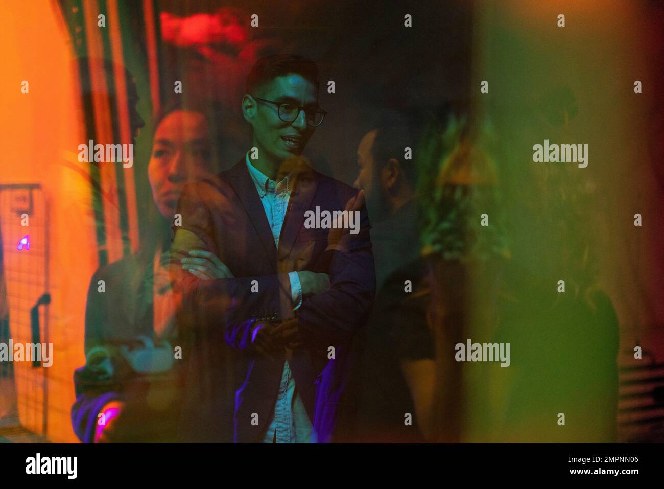 Geschäftskollegen verschiedener Rassen in Konferenzgesprächen während einer Unternehmensveranstaltung Stockfoto