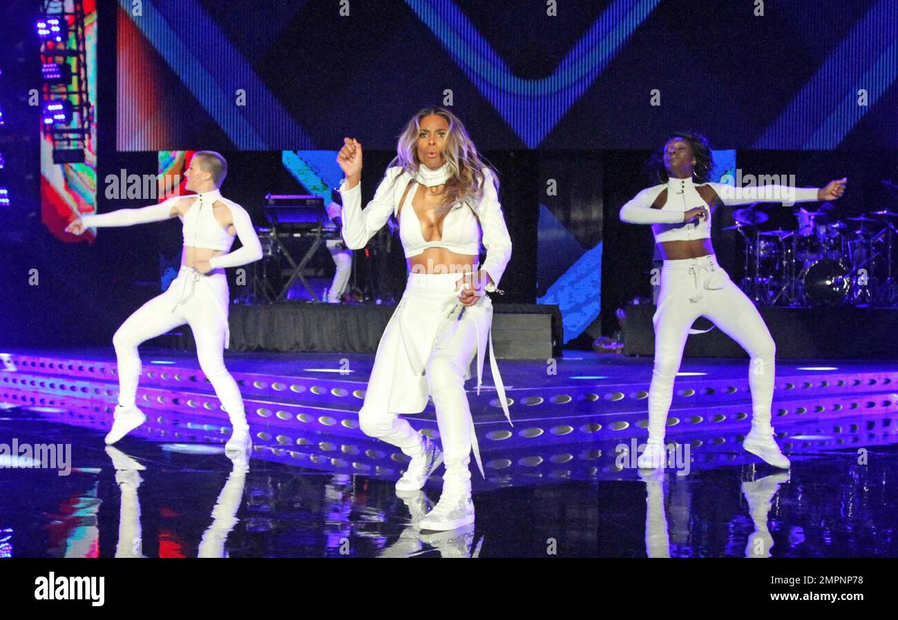 Ciara tritt während des Essence Music Festivals im Mercedes-Benz Superdome in New Orleans, LA, auf. 3. Juli 2016. Stockfoto