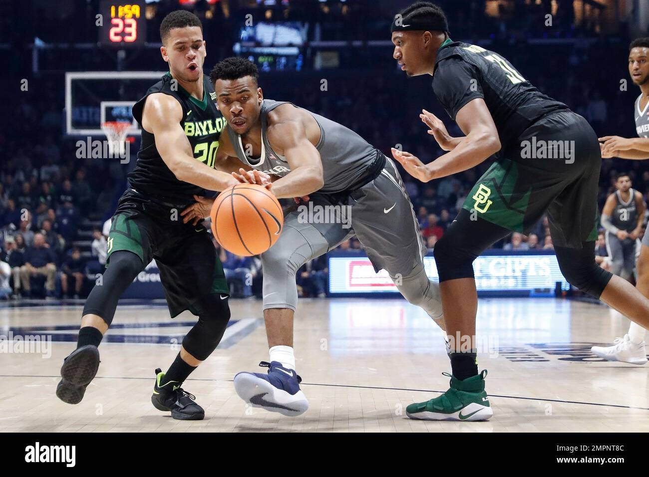 Xavier's Paul Scruggs, center, drives against Baylor's Manu Lecomte (20) in the first half of an NCAA college basketball game, Tuesday, Nov. 28, 2017, in Cincinnati. (AP Photo/John Minchillo) Stockfoto