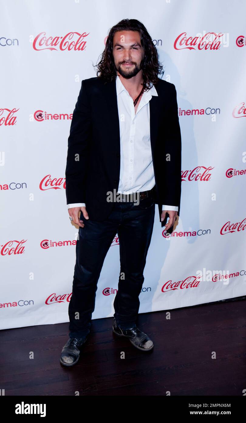 Jason Momoa posiert für Fotografen bei den CinemaCon Big Screen Achievement Awards 2011 im Caesars Palace, dem Colosseum CinemaCon, der offiziellen Versammlung der Nationalen Vereinigung der Theaterbesitzer. Las Vegas, Nevada 03/31/11. Stockfoto