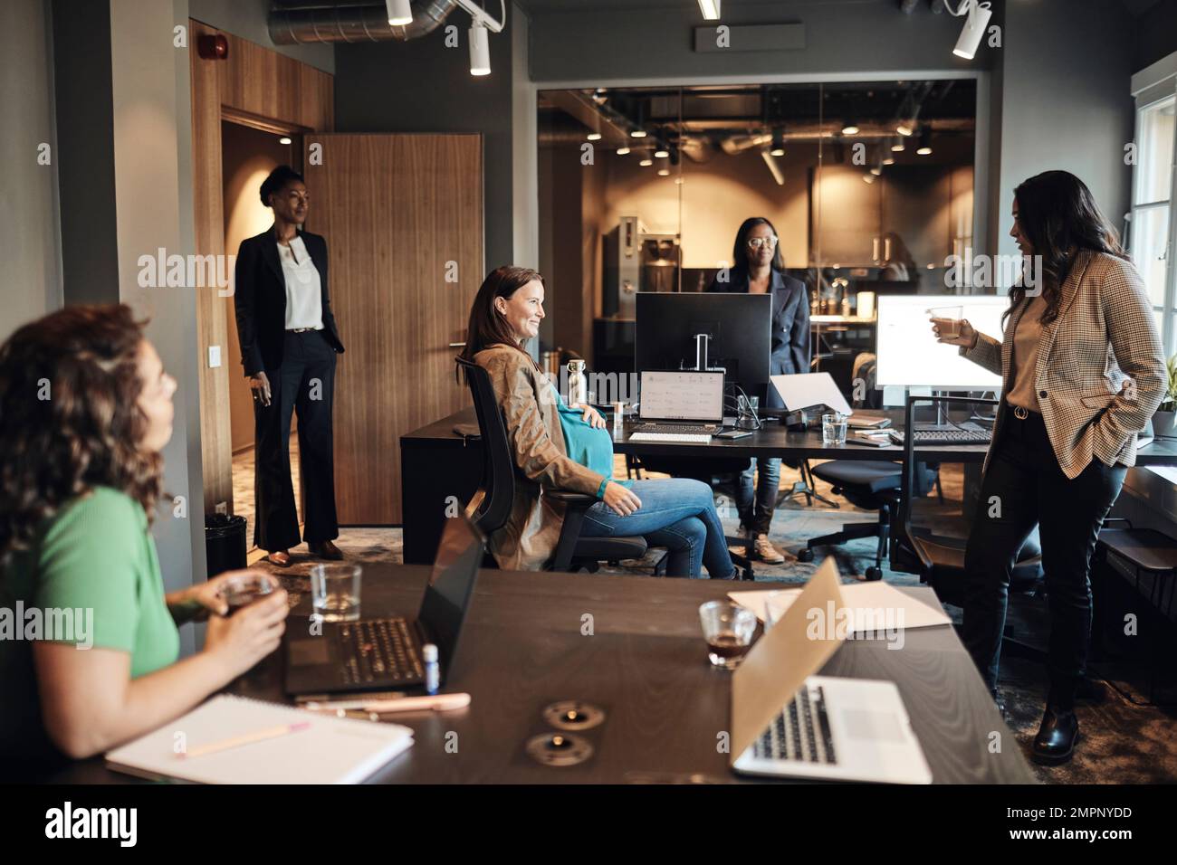 Multirassische Unternehmerinnen planen Geschäftsstrategie im Büro Stockfoto
