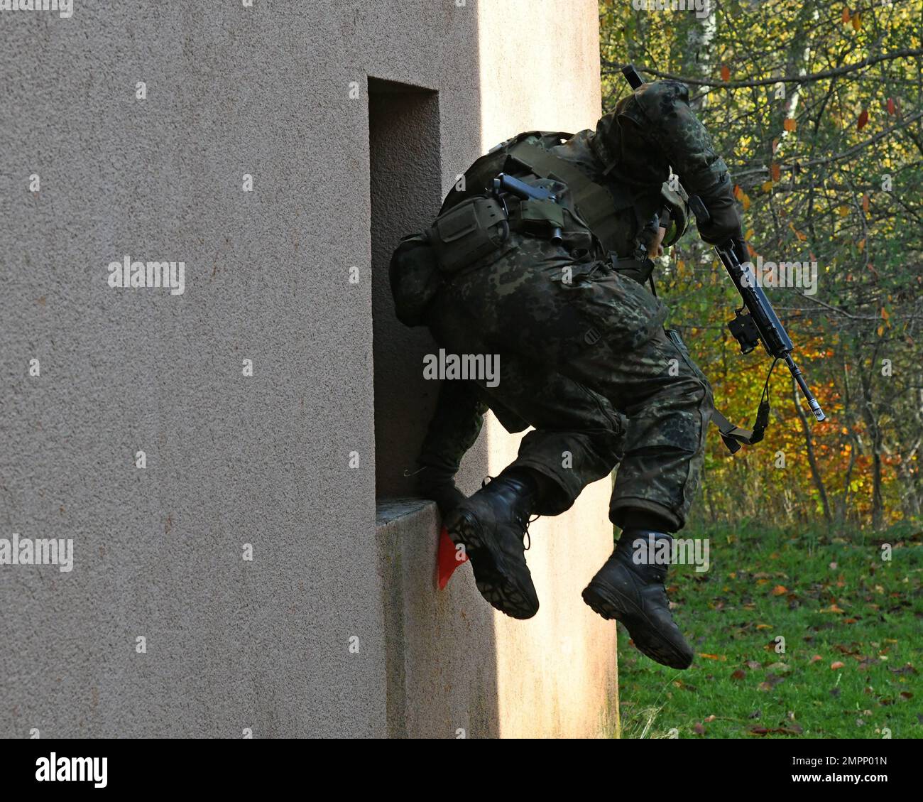 Deutsche Fallschirmjäger (Bundeswehr) mit der 4. Kompanie/Fallschirmjaeger, Regiment 26, nach Räumung eines Raumes während einer städtischen Geländekampfübung in Smith Barrack in Baumholder, Deutschland, 08. November 2022. Die Einheit trainierte in der Vorbereitung auf zukünftige Übungen und Szenarien für die Bewegung über das städtische Terrain Village. Stockfoto