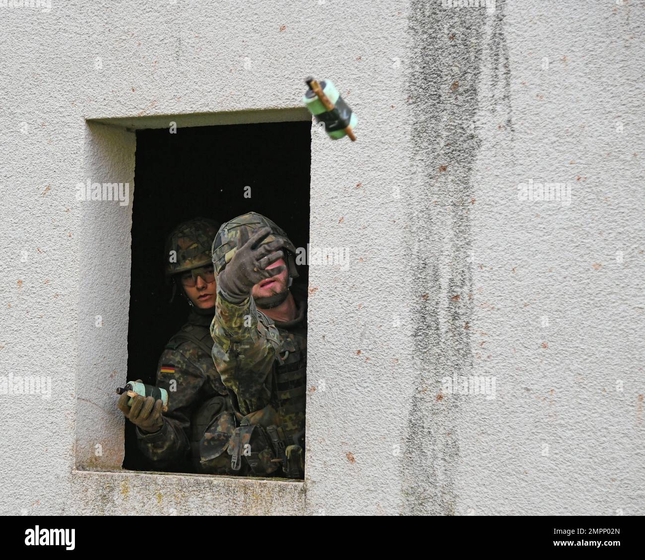 Ein deutscher Fallschirmjäger (Bundeswehr) mit der 4. Kompanie/Fallschirmjaeger, Regiment 26, A Rifle G36 in Aiming Position während einer städtischen Geländekampfübung in Smith Barrack in Baumholder, Deutschland, 08. November 2022. Die Einheit trainierte in der Vorbereitung auf zukünftige Übungen und Szenarien für die Bewegung über das städtische Terrain Village. Stockfoto