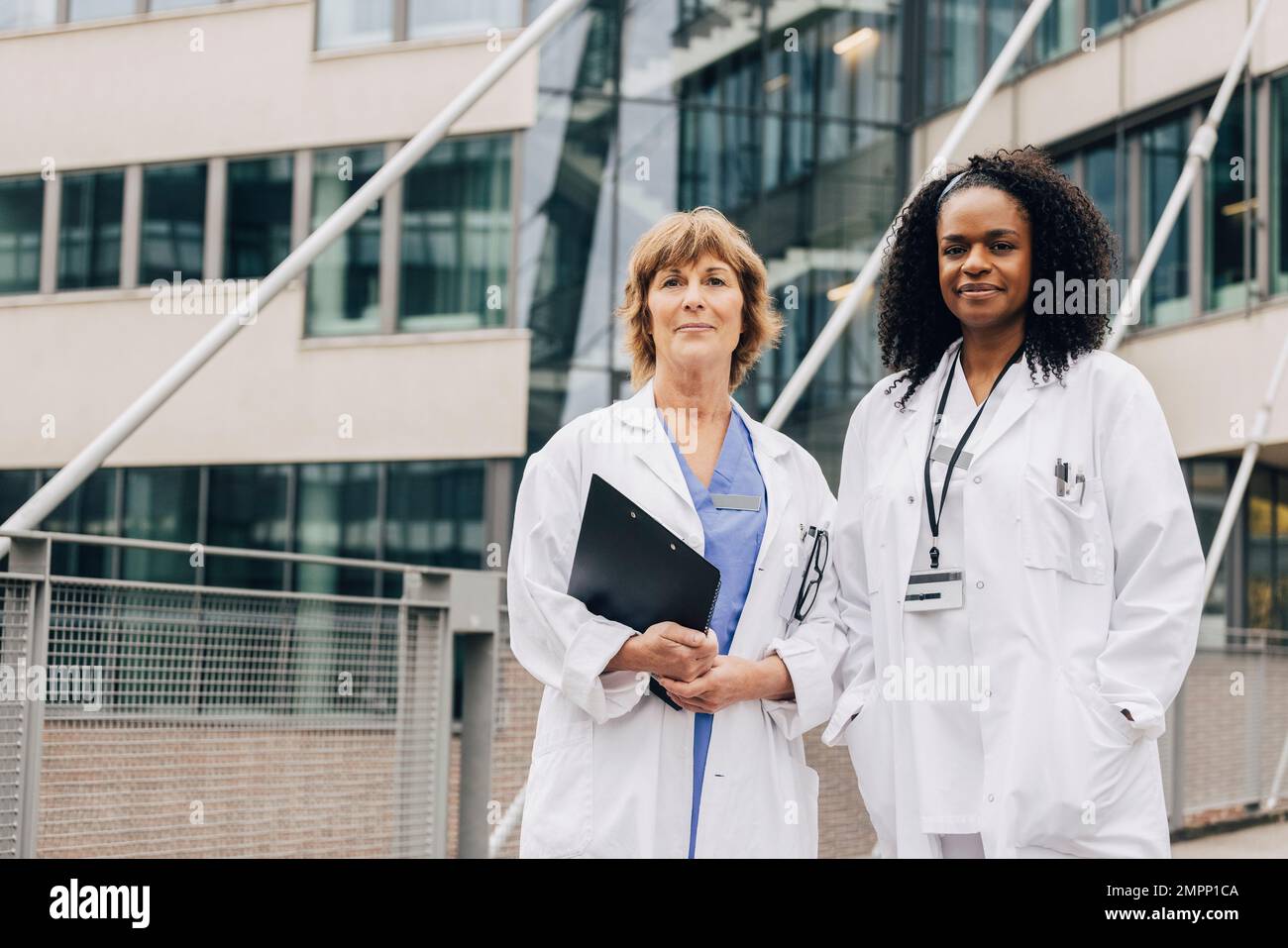 Porträt einer selbstbewussten multirassischen Ärztin, die vor dem Krankenhaus steht Stockfoto