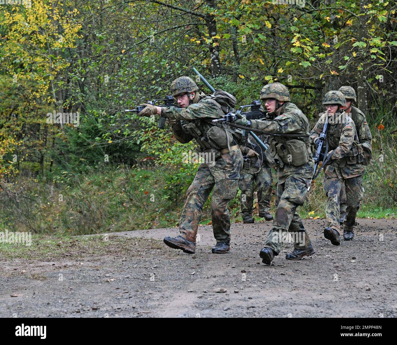 Deutsche Fallschirmjäger (Bundeswehr) mit der 4. Kompanie/Fallschirmjaeger, Regiment 26, Angriff auf ein vom Feind besetztes Gebäude während einer städtischen Geländekampfübung in Smith Barrack in Baumholder, Deutschland, 09. November 2022. Die Einheit trainierte in der Vorbereitung auf zukünftige Übungen und Szenarien für die Bewegung über das städtische Terrain Village. Stockfoto