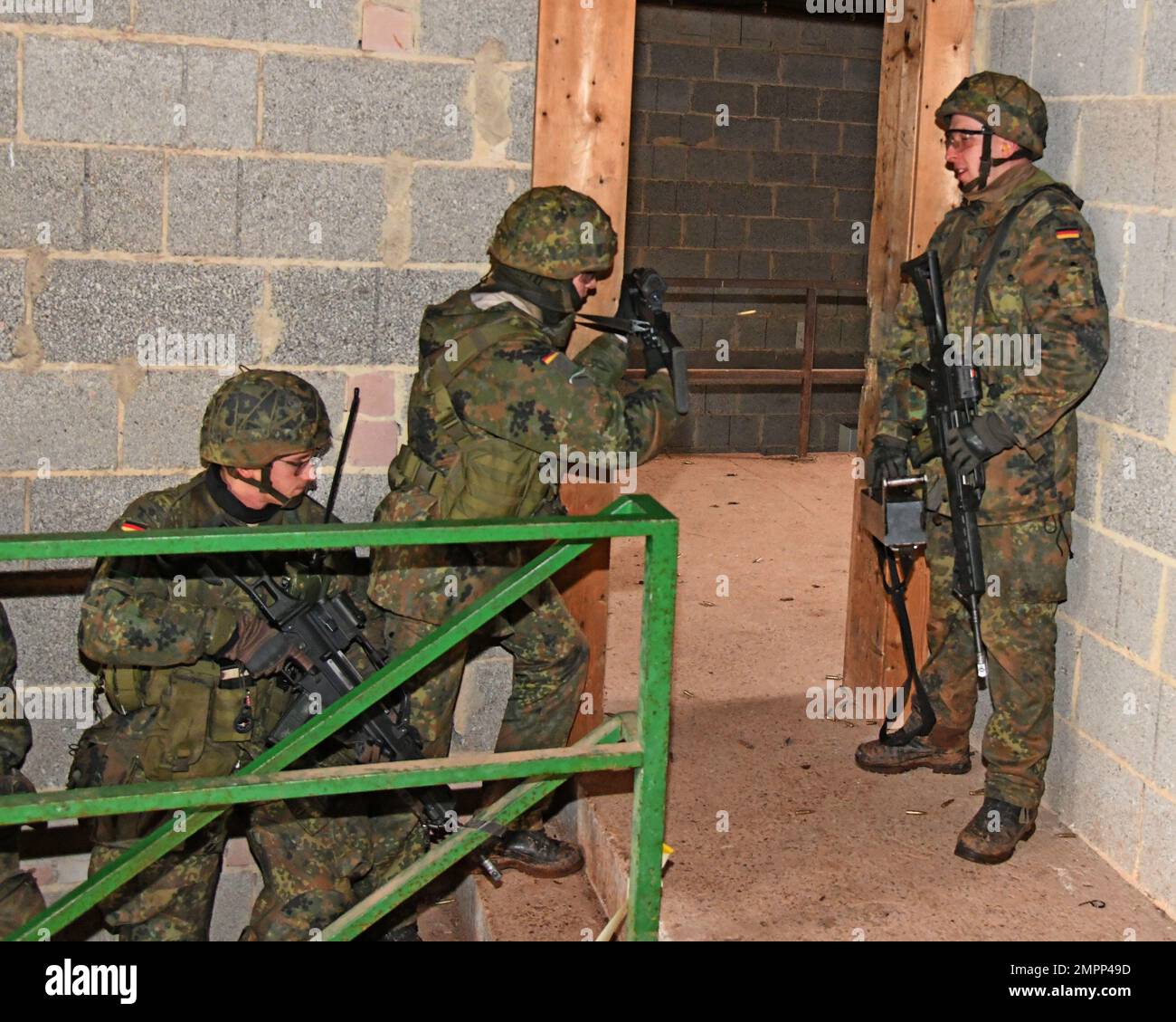 Deutsche Fallschirmjäger (Bundeswehr) mit der 4. Kompanie/Fallschirmjaeger, Regiment 26, räumt einen Raum während einer städtischen Geländekampfübung in Smith Barrack in Baumholder, Deutschland, 09. November 2022. Die Einheit trainierte in der Vorbereitung auf zukünftige Übungen und Szenarien für die Bewegung über das städtische Terrain Village. Stockfoto