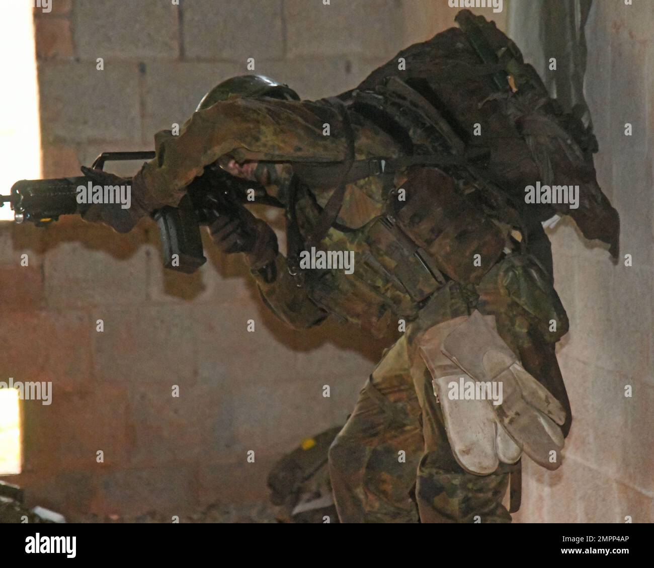 Ein deutscher Fallschirmjäger (Bundeswehr) mit der 4. Kompanie/Fallschirmjaeger, Regiment 26, eine Rifle G36 in Zielposition während einer städtischen Geländekampfübung in Smith Barrack in Baumholder, Deutschland, 09. November 2022. Die Einheit trainierte in der Vorbereitung auf zukünftige Übungen und Szenarien für die Bewegung über das städtische Terrain Village. Stockfoto