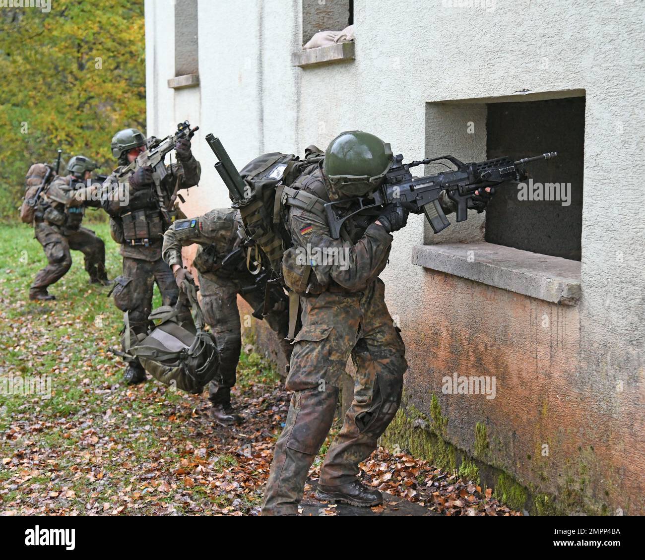 Deutsche Fallschirmjäger (Bundeswehr) mit der 4. Kompanie/Fallschirmjaeger, Regiment 26, durchdringt während einer Übung in Smith Barrack in Baumholder, Deutschland, am 09. November 2022 ein feindliches besetztes Gebäude. Die Einheit trainierte in der Vorbereitung auf zukünftige Übungen und Szenarien für die Bewegung über das städtische Terrain Village. Stockfoto