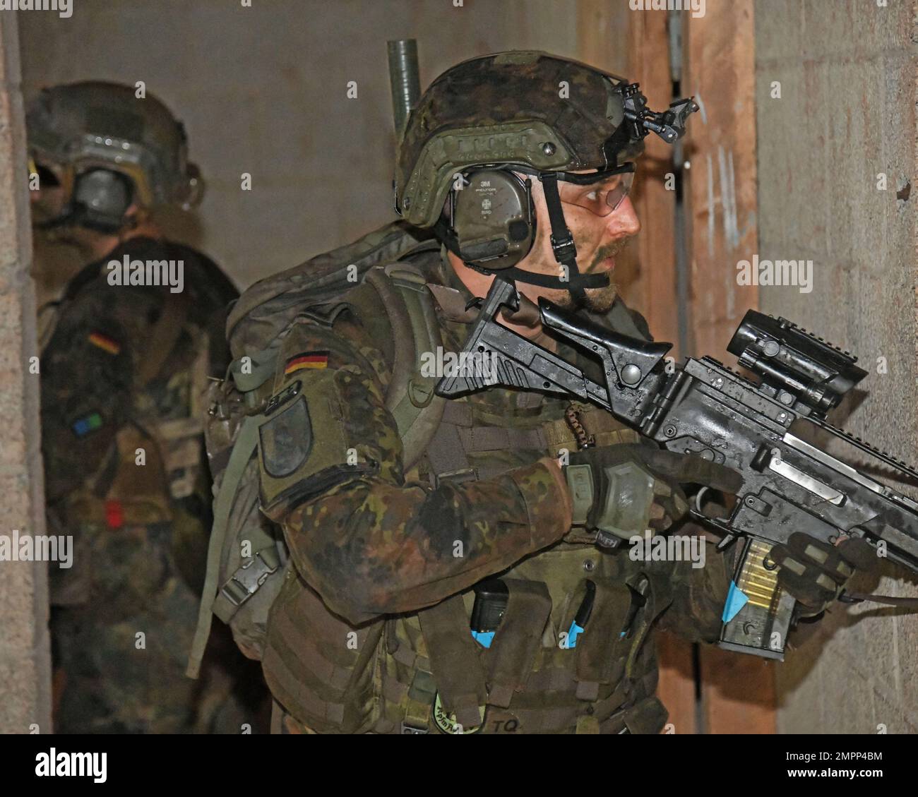 Deutsche Fallschirmjäger (Bundeswehr) mit der 4. Kompanie/Fallschirmjaeger, Regiment 26, räumt einen Raum während einer städtischen Geländekampfübung in Smith Barrack in Baumholder, Deutschland, 09. November 2022. Die Einheit trainierte in der Vorbereitung auf zukünftige Übungen und Szenarien für die Bewegung über das städtische Terrain Village. Stockfoto