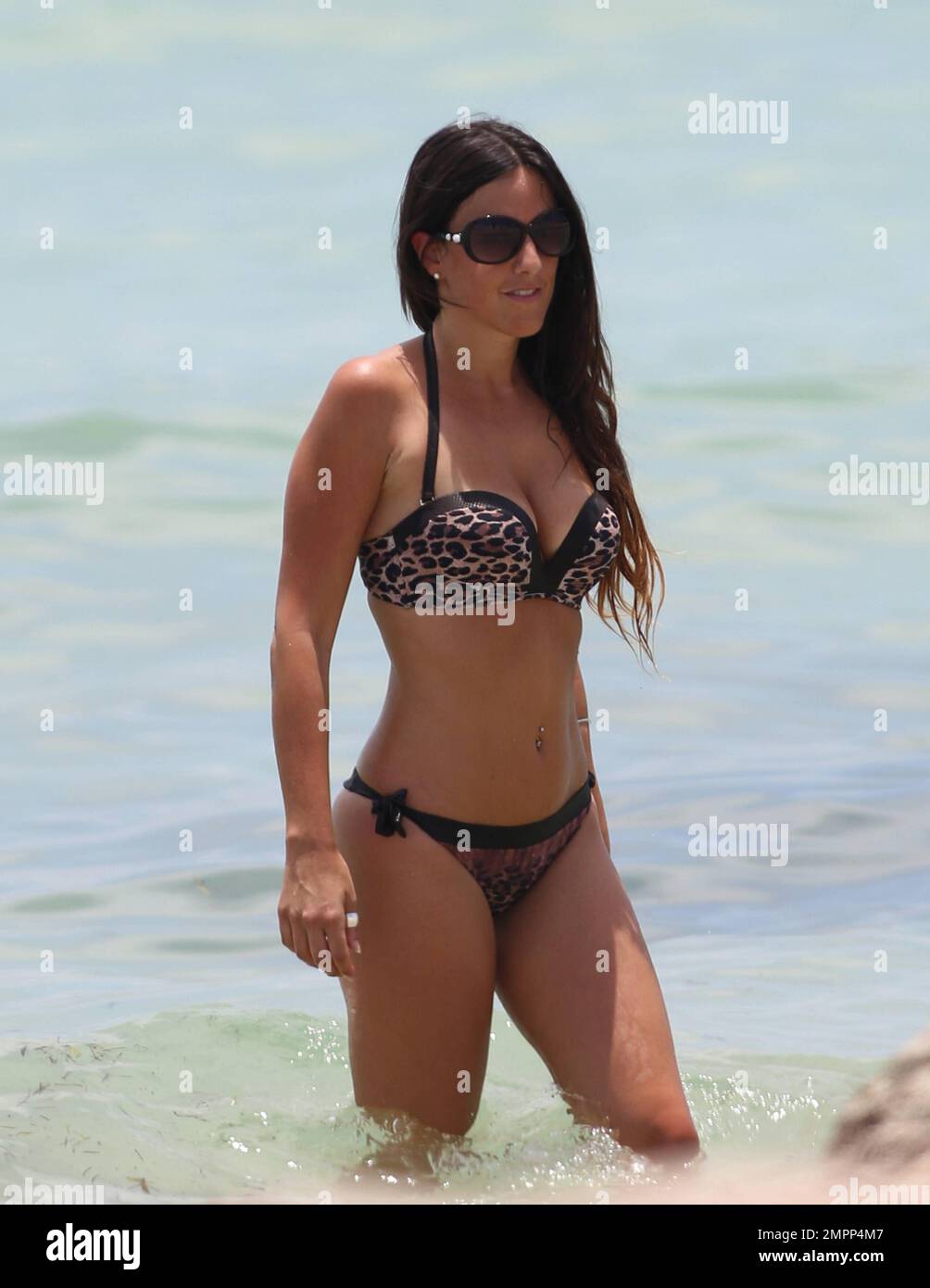 Claudia Romani trägt einen Bikini mit Tiermuster, während sie sich im Ozean in South Beach, Florida, erfrischt. 20. Juli 2014. Stockfoto