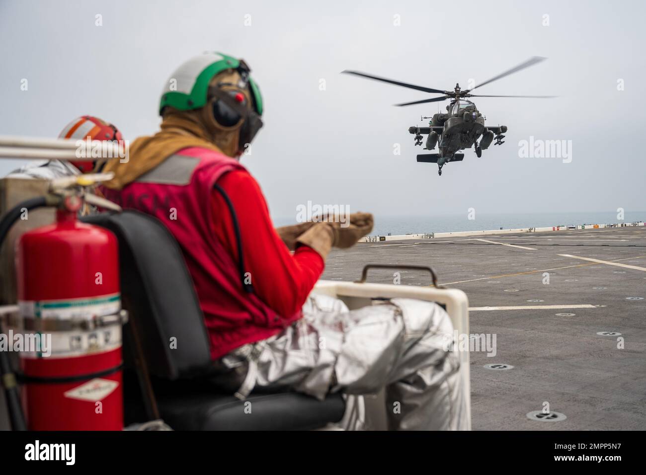 Task Force Rough Riders, Task Force Spartan, nehmen am 10. November 2022 am Amphibieneinsatz und an der Qualifikation zur Deckslandung auf dem Seeweg USS Lewis B. Puller (ESB 3) im Arabischen Golf Teil. Sowohl UH-60 Blackhawks als auch AH-64 Apachen Proben die Landung auf Puller, um die Reichweite zu erweitern. Der Abzieher wird im US-Flottengebiet 5. eingesetzt und der Task Force 51/5. Marine Expeditionary Brigade (TF 51/5) zugewiesen. TF 51/5 koordiniert, plant und führt Operationen durch, führt eine Zusammenarbeit im Bereich der Sicherheit von Theatern durch und entwickelt neue Marinekonzepte auf See, vom Meer und an Land weiter Stockfoto