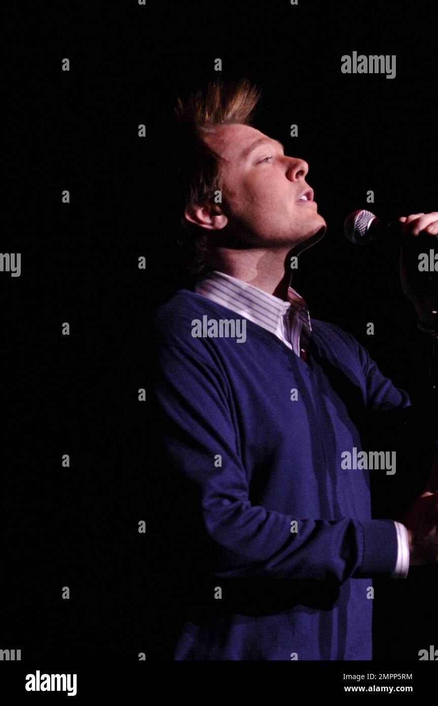 Der ehemalige „American Idol“-Kandidat Clay Aiken tritt live im Konzert im Genesee Theatre auf, wo er seine Titelversion von Mack the Knife sang, die er für sein Album „Proven & True“ von 2010 aufnahm. Waukegan, Illinois. 03/04/11. Stockfoto