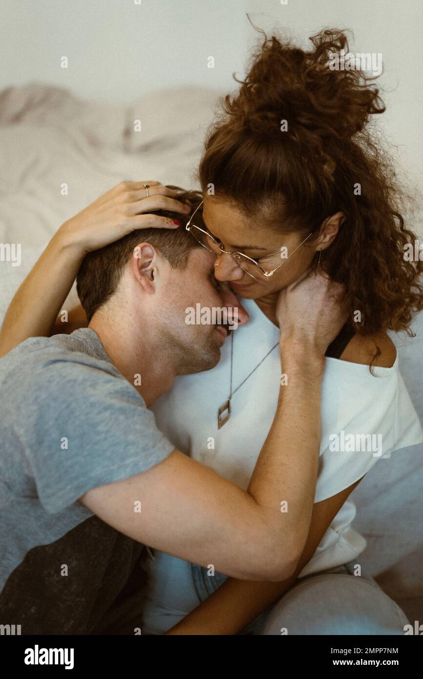 Liebevoller Freund und Freundin, die Freizeit zu Hause verbringen Stockfoto