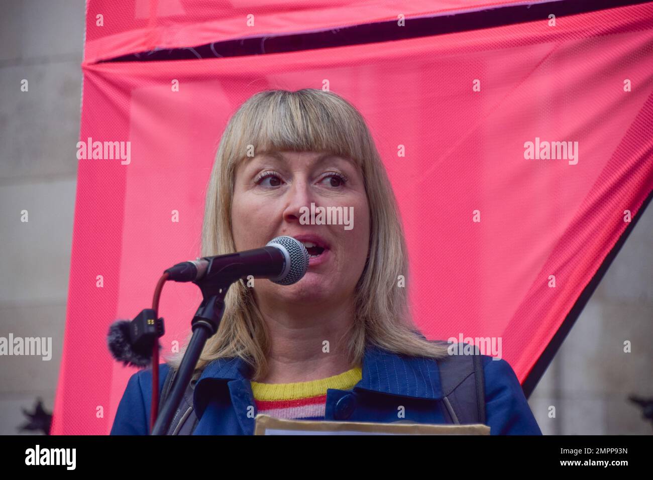 London, Großbritannien. 31. Januar 2023 Die Aktivistin Emma Smart hält eine Rede bei der Vereinigung für Gerechtigkeit vor den königlichen Gerichten. Demonstranten forderten Gerechtigkeit für weltweit getötete Umweltaktivisten und Solidarität mit inhaftierten Aktivisten. Kredit: Vuk Valcic/Alamy Live News. Stockfoto