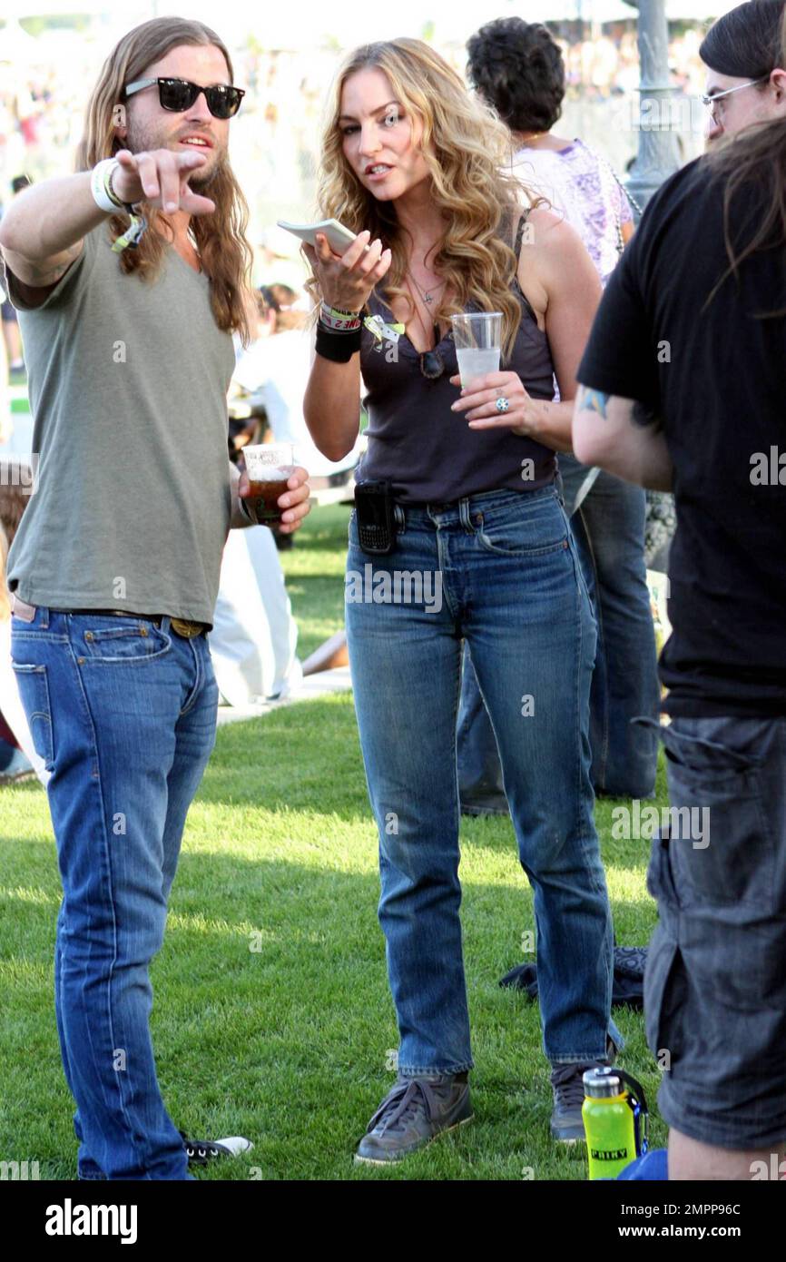 DreA de Matteo genießt am ersten Tag des Coachella Music and Arts Festival 2010 einen Drink und die kalifornische Sonne, während er sich mit einem Freund unterhält. Indio, Kalifornien. 4/16/10. . Stockfoto