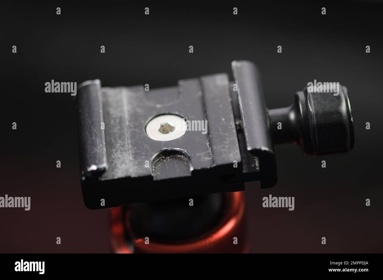 Mit einem gewöhnlichen Stativkopf ist die Kamera fest am Stativ befestigt, sodass Sie sie nicht mehr bewegen können. Stockfoto