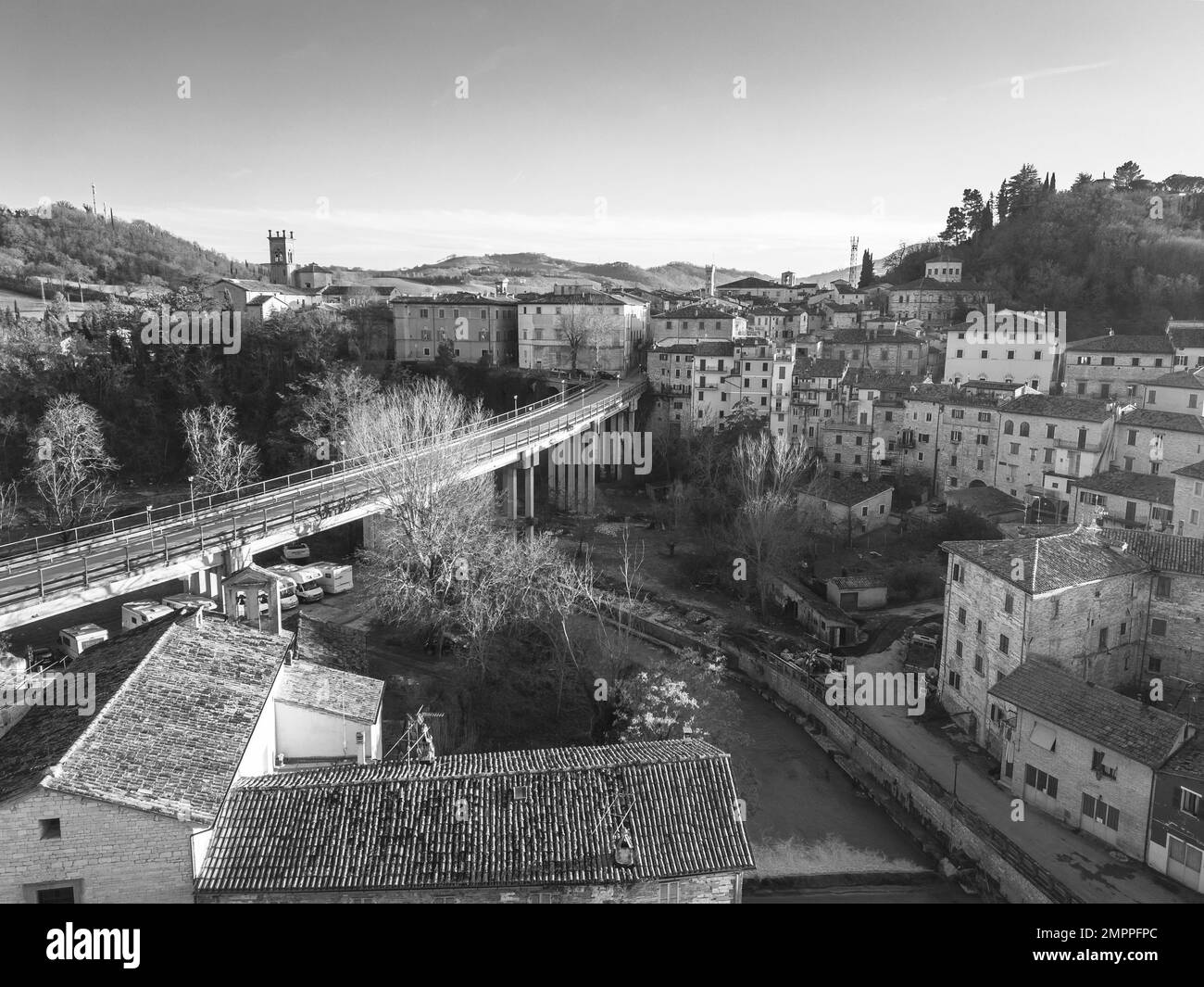 Italien, Januar 2023: Blick aus der Vogelperspektive auf das mittelalterliche Dorf Pergola nach der Flut vom September 2022. Das Dorf befindet sich in der Region Marken in Stockfoto