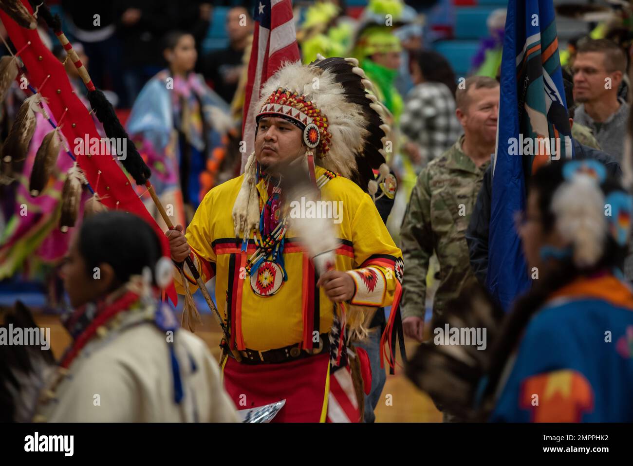 USA Oberst der Luftwaffe Ernesto DiVittorio, Befehlshaber des 366. Kampfflügels (FW), leitet den Grand Entry der Shoshone-Paiute-Stämme Pow Wow in Owyhee County, Nevada, 12. November 2022. Es ist Brauch für Veteranen und Chefetänzer, die den großen Eintritt führen. (USA Air Force by Airman 1. Klasse Krista Reed Choate) Stockfoto