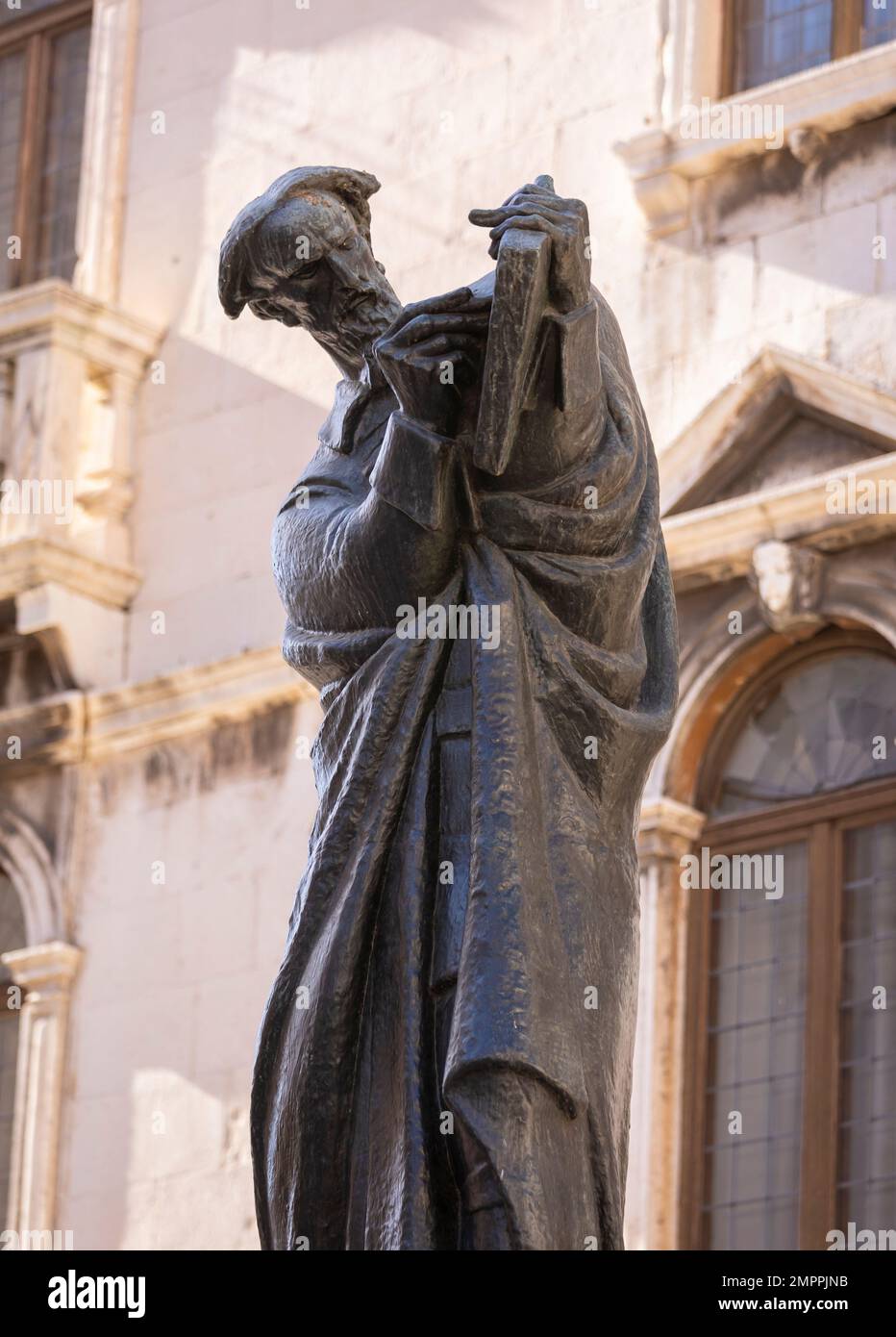 SPLIT, KROATIEN, EUROPA - Statue des kroatischen Dichters Marko Marulic, in der Altstadt von Split. Stockfoto