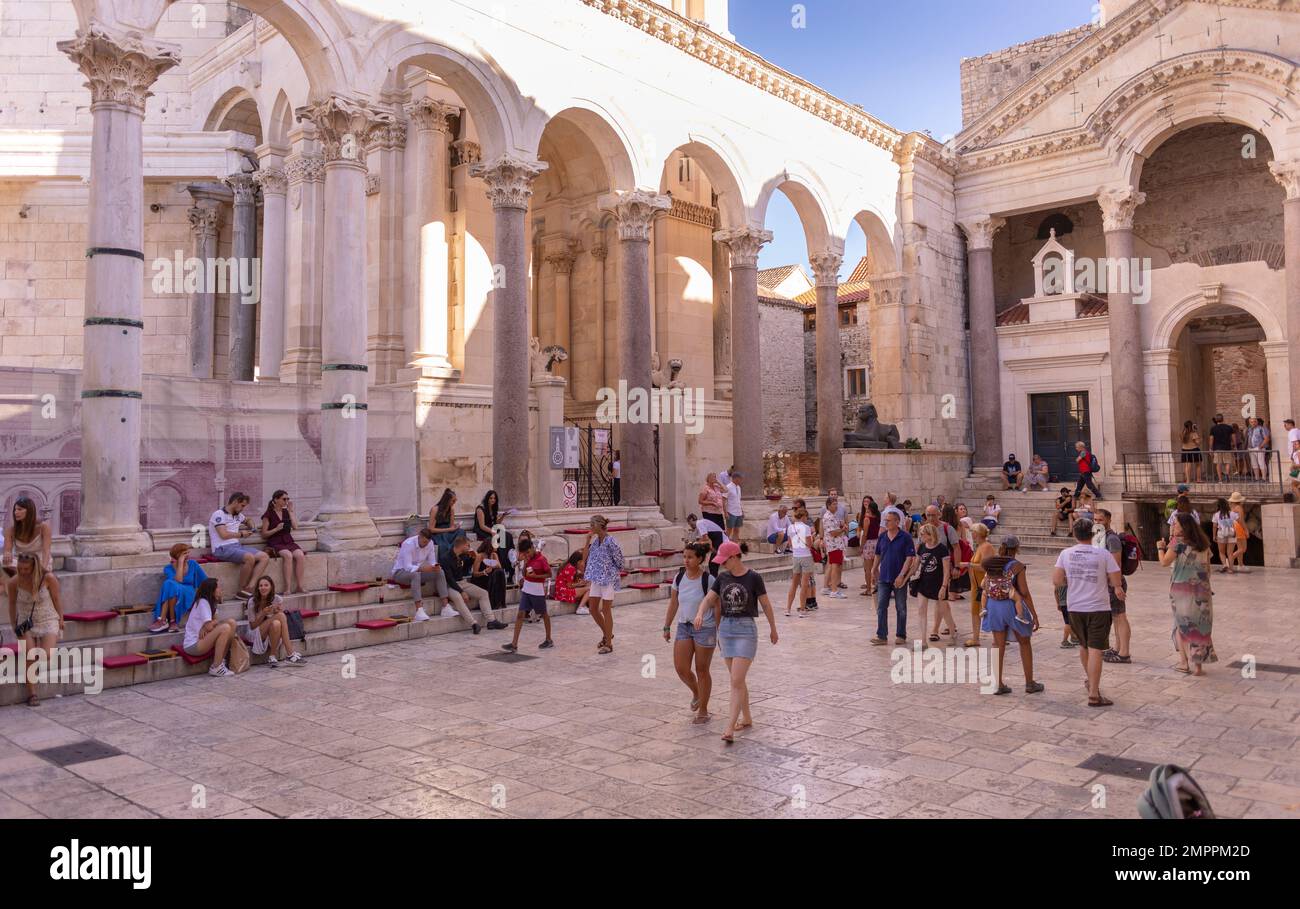 SPLIT, KROATIEN, EUROPA - Touristen, die den Peristyle im Diokletianpalast in der Altstadt von Split besuchen. Stockfoto