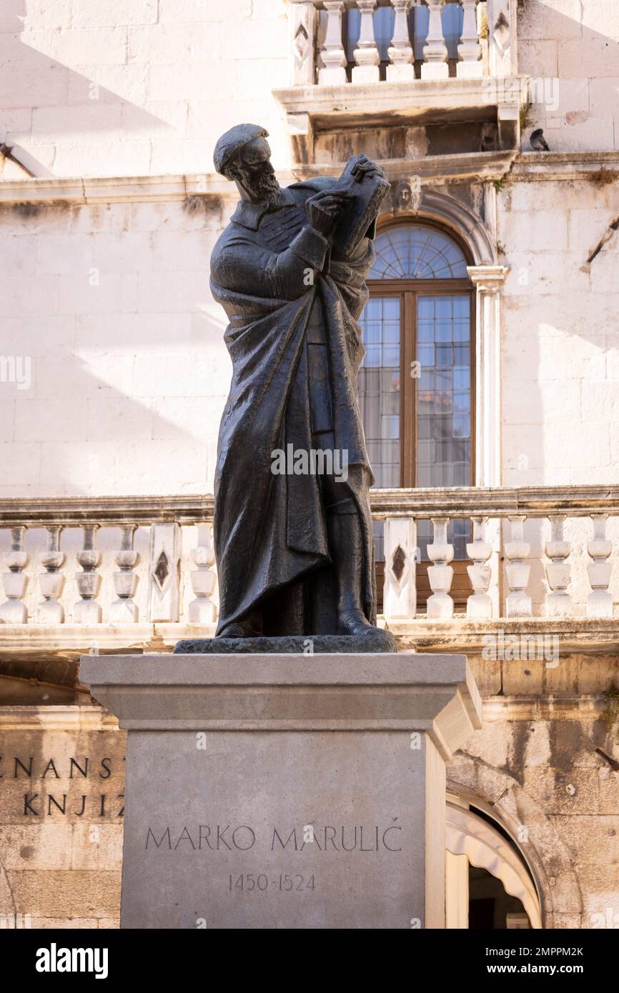 SPLIT, KROATIEN, EUROPA - Statue des kroatischen Dichters Marko Marulic, in der Altstadt von Split. Stockfoto