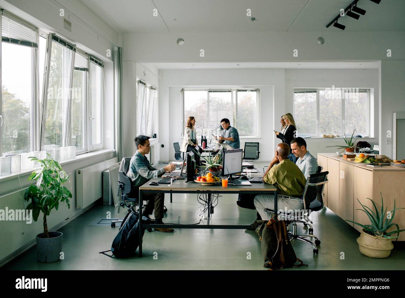 Männliche und weibliche Geschäftsleute, die im Büro zusammenarbeiten Stockfoto