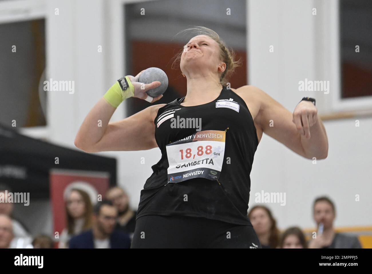 Nehvizdy, Tschechische Republik. 31. Januar 2023. Sara Gambetta aus Deutschland tritt am 31. Januar 2023 in Nehvizdy bei der Indoor-Leichtathletikkonferenz der Silberkategorie der World Indoor Tour in die Shoot Put. Kredit: Josef Vostarek/CTK Photo/Alamy Live News Stockfoto