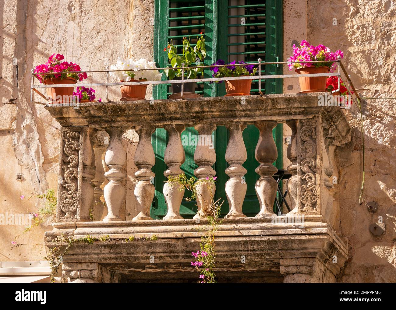 SPLIT, KROATIEN, EUROPA - Blumen auf dem Balkon des Gebäudes in der Altstadt von Split. Stockfoto