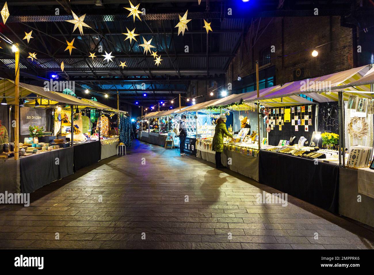 Verkaufsstände und festliche Lichter an Weihnachten auf dem Canopy Market, King's Cross, North London, Großbritannien Stockfoto