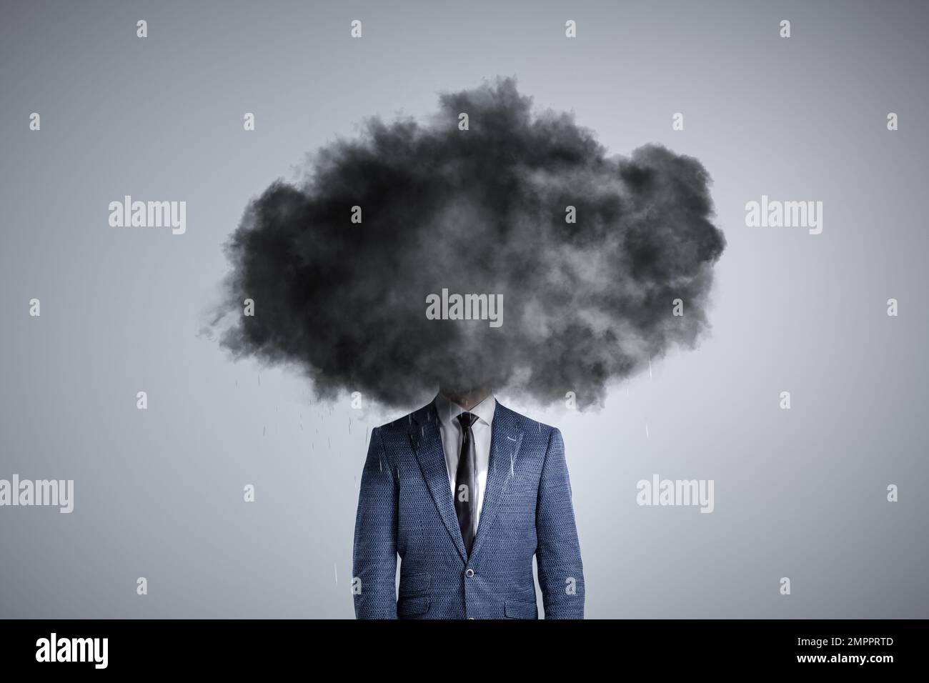 Person mit einer dunklen Wolke über dem Kopf Stockfoto