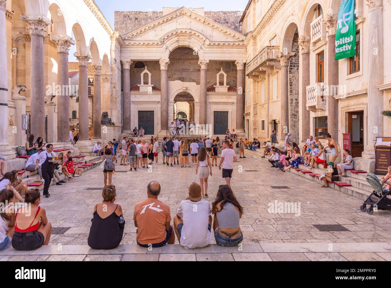 SPLIT, KROATIEN, EUROPA - Touristen, die den Peristyle im Diokletianpalast in der Altstadt von Split besuchen. Stockfoto