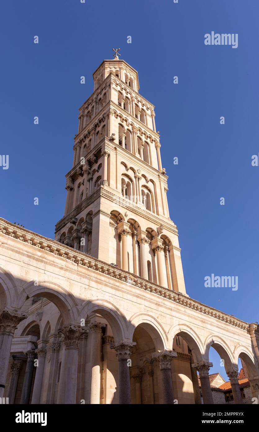 SPLIT, KROATIEN, EUROPA - der romanische Glockenturm der Kathedrale des Heiligen Domnius, am Diokletianpalast in der Altstadt von Split. Stockfoto