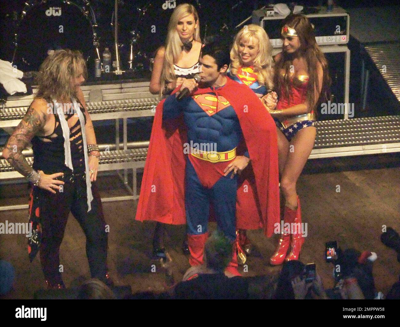 EXKLUSIV!! Corey Feldman erscheint als gut ausgestatteter Superman auf der Bühne mit DER ROCK Parody Band VON LA, Steel Panther, LA, CA, 31. Oktober 2011. . Stockfoto