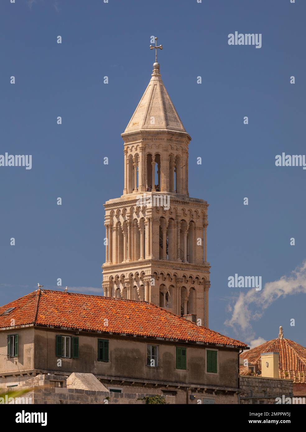 SPLIT, KROATIEN, EUROPA - der Glockenturm der Kathedrale von St. Domnius. Stockfoto