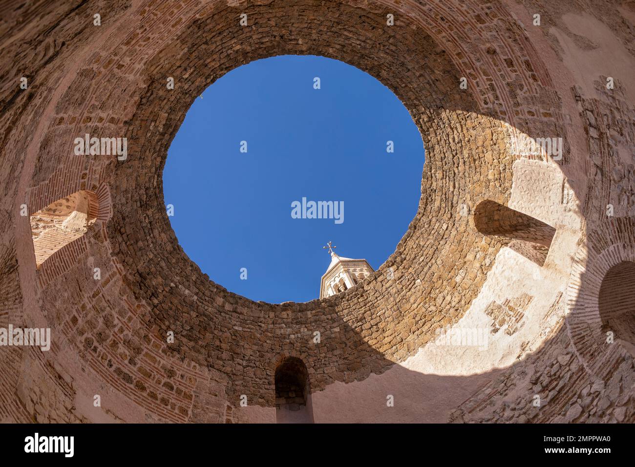 SPLIT, KROATIEN, EUROPA – kreisförmige Deckenöffnung im Vorraum des Diokletianpalastes in der Altstadt von Split. Stockfoto