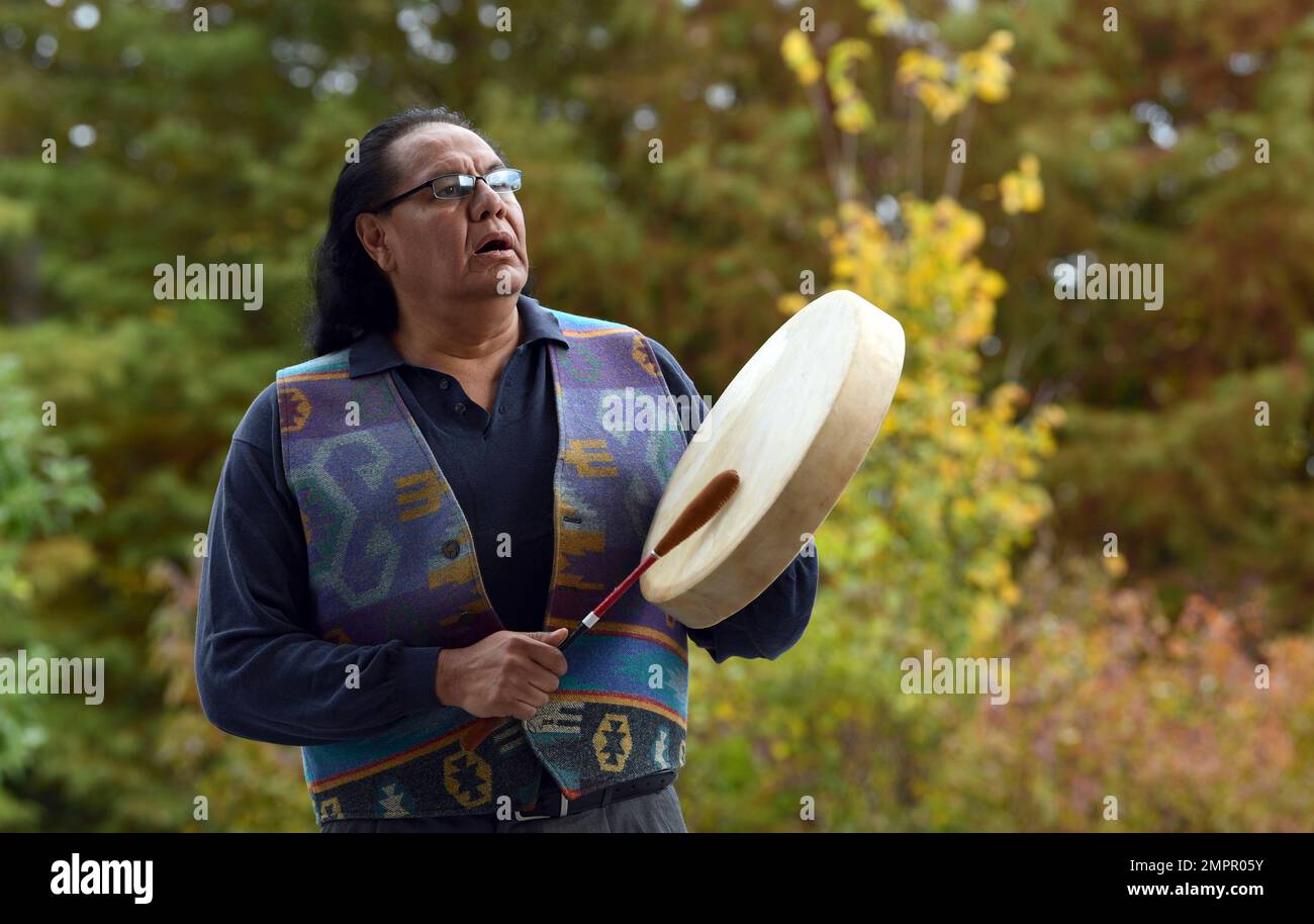Dennis Zotigh poses for a photo outside the National Museum of the American Indian in Washington, Friday, Nov. 3, 2017. Many tribes even have their own national anthems known as flag songs that focus on veterans. They’re popular among Plains tribes from which the modern powwow originated, said Zotigh of the Smithsonian National Museum of the American Indian. Powwows are social gatherings, generally with competitive dancing. (AP Photo/Susan Walsh) Stockfoto