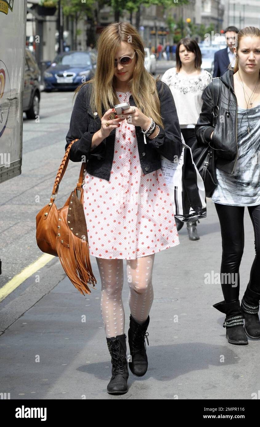 Fearn Cotton scherzte heute mit Fotografen, dass das gepunktete Sommerkleid, das sie trug, ihr „Nachthemd“ war. London, Großbritannien. 5/20/10. . Stockfoto