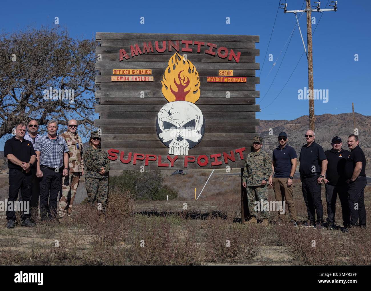 USA Marines mit 1. Versorgungsbataillon, 1. Marine Logistics Group, Marine Corps System Command, Logistics Combat Element Systems und norwegischen Auftragnehmern des Marine Corps Prepositioning Program-Norway, posieren für ein Foto nach MCPP-N Training in Camp Pendleton, Kalifornien, 15. November 2022. Das MCPP-N bietet dem Marinekorps die logistische Fähigkeit, Munition ordnungsgemäß zu lagern, zu trennen und auszugeben, um aktuelle und zukünftige Operationen zu unterstützen. Stockfoto