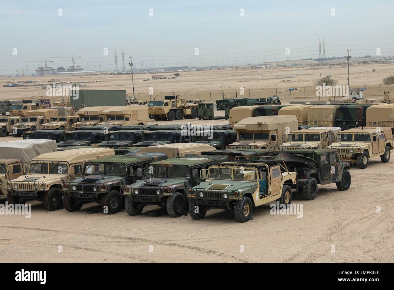 Der Großteil der Fahrzeugflotte der Nachhaltigkeitsbrigade 369. befindet sich im Fuhrpark der Einheit in Camp Arifjan, Kuwait, 15. November 2022. Stockfoto