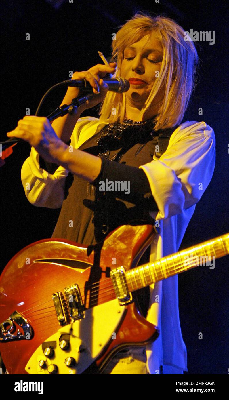 Courtney Love raucht eine Zigarette auf der Bühne, während sie live mit  Hole im Fillmore Miami Beach im Jackie Gleason Theater auftritt. Miami  Beach, Florida 7/2/10 Stockfotografie