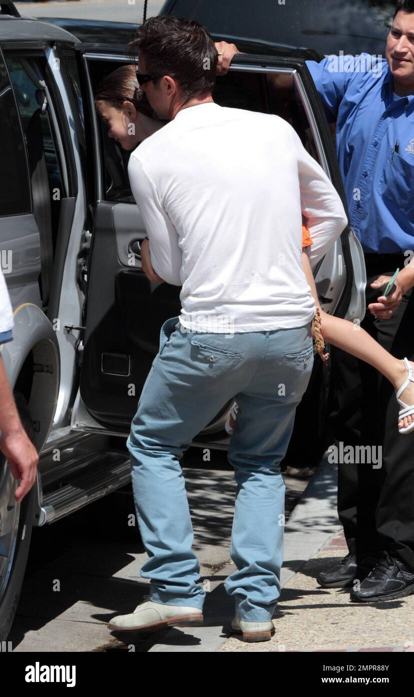 Courteney Cox und David Arquette verlassen Joel Silvers Gedenkfeier. Die beiden gingen getrennt, aber gleichzeitig. Laut Berichten verbrachten die beiden Zeit zusammen auf der Party, sagten aber, sie wären nicht zusammen. David ging mit einem einzigartigen Ring und trug Tochter Coco zum Auto. Malibu, Kalifornien. 5/30/11. Stockfoto