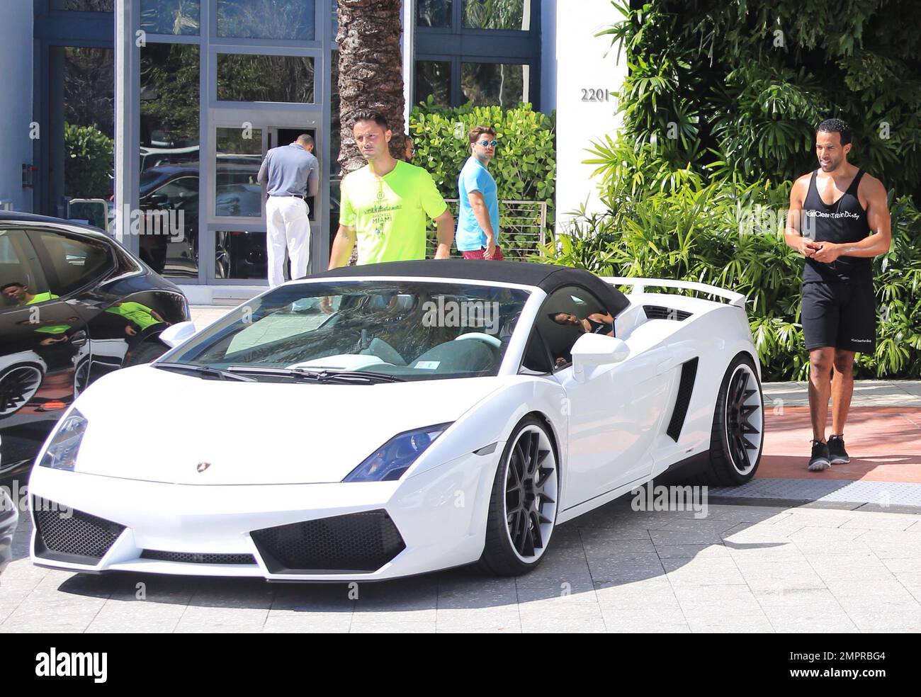 Craig David Inspiziert Seinen Neuen Lamborghini Bevor Er Das Neu craig-david-inspiziert-seinen-neuen-lamborghini-bevor-er-das-neu