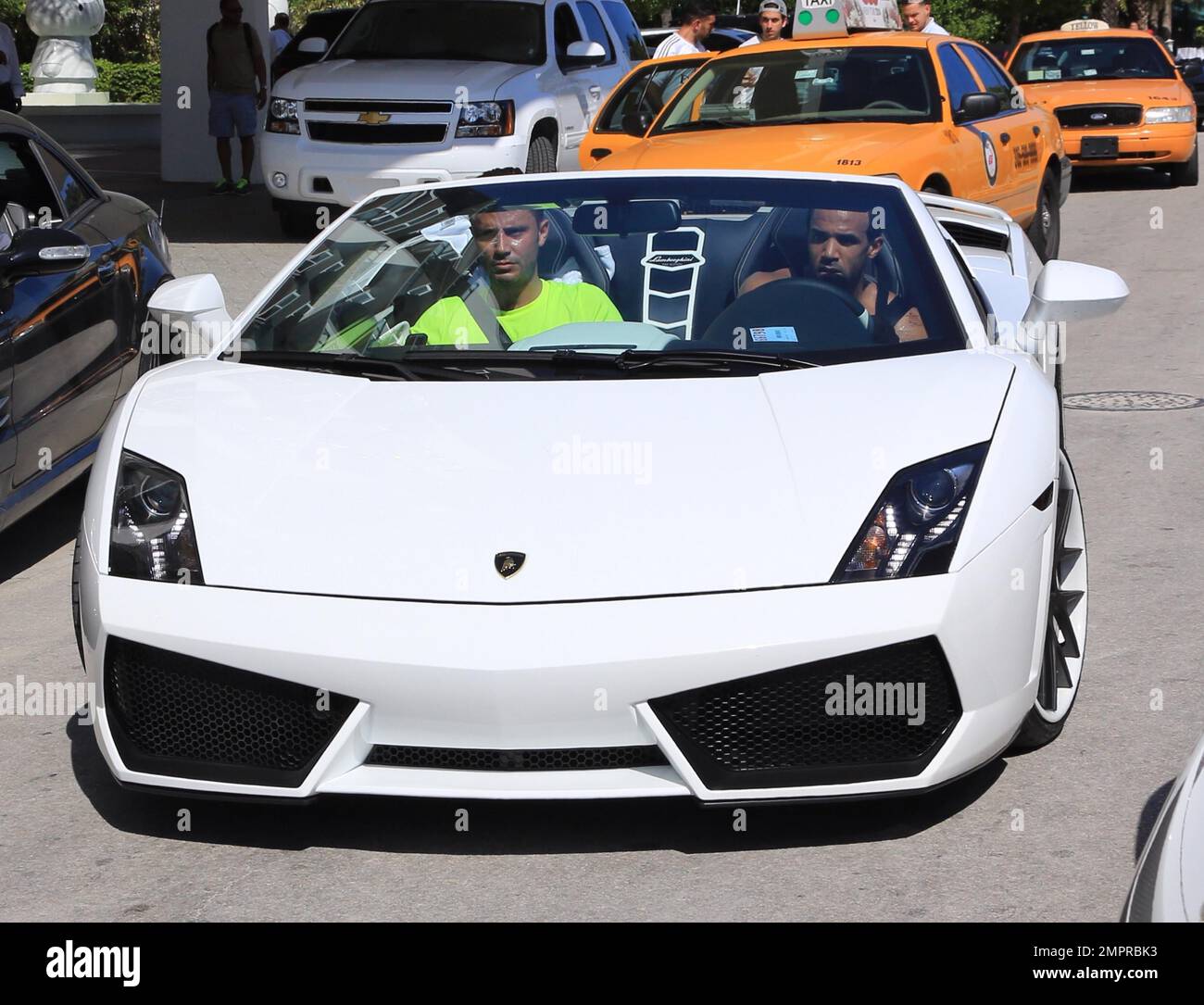 Craig David Inspiziert Seinen Neuen Lamborghini Bevor Er Das Neu craig-david-inspiziert-seinen-neuen-lamborghini-bevor-er-das-neu